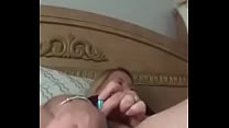 Femme se masturber en regardant du porno