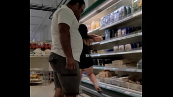 Хорн снимает на видео жену, демонстрирующую жопу покупательнице супермаркета Луане Казаки
