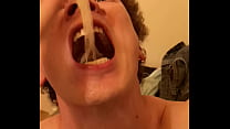 Homosexuell aus Lissabon mit seinem Mund voller Milch aus 3 gebrauchten Kondomen