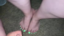 POV Eiaculazione sui piedi sexy di puttane latine