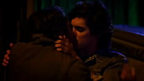 Avan Jogia und Tyler Posey schwul küssen sich aus der TV-Show Now Apocalypse | GAYLAVIDA.COM