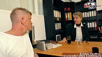 Немецкая зрелая секретарша соблазняет молодого мужчину заняться сексом в офисе