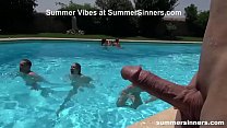 Juegos sexuales en la piscina de verano