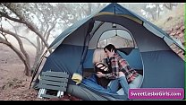 Горячие лесбиянки на природе Эйден Эшли и Эбигейл Мак лижут киски в палатке во время лагеря