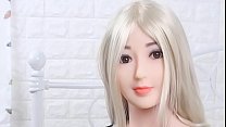 Poupée de sexe d'écolière asiatique blonde aux seins énormes en attente d'éjaculations
