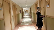 Mila Lewis anländer till hotellrummet i sexig thongbikini