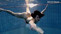 Темноволосая молодая женщина Andrea плавает с самой горячей задницей
