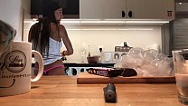 Jeune femme amateur fait la vaisselle quand la caméra voyeur est allumée