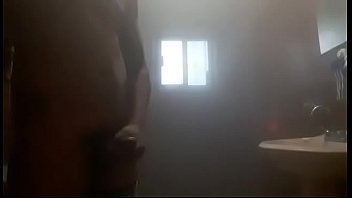 Chico se desnuda en la ducha