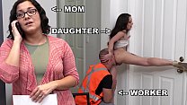 BANGBROS - L'jeune fille PAWG Gia Paige prend la bite du couvreur Sean Lawless derrière le dos de maman