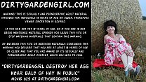 Dirtygardengirlは公共の場で干し草の俵の近くで彼女のお尻を破壊します