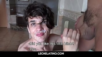 Der heißeste lateinamerikanische Junge bekommt einen Cumshot vom älteren Papa