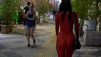 Rotes transparentes Kleid in der Öffentlichkeit