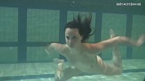 Barbara Chehova, jeune fille de natation sous-marine en chaleur