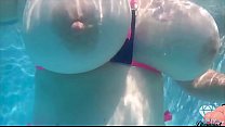 Белая девушка с большой шикарной задницей Марси Даймонд трясет сиськами и тверкает своей массивной задницей под водой