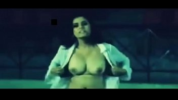 L'actrice indienne Rani Mukerji nue à gros seins exposée dans un film indien
