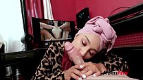 MILF belle-mère en hijab baise - Cali Lee