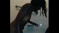 Maniaco dell'ebano viene demolito in una canzone da doccia in faccia da scandaloso grind su YouTube