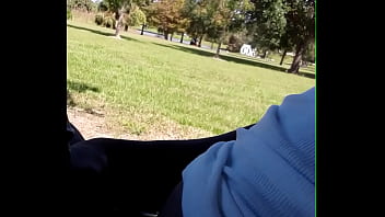 Un monstre qui suce une bite dans un parc public se fait prendre et demande à supprimer la vidéo doit voir #viral