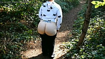 Exibicionista de big booty esfrega sua buceta em um parque público (visualização)