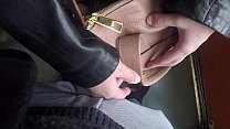 Horny Mariée Bulge Watcher Milf touche ma bite au métro!