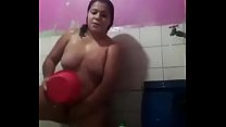 Даниэла из Гватемалы купается