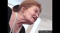 Una donna molto vecchia su una sedia a rotelle per spostarsi è ancora arrapata