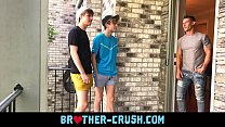 Fratelli bollenti scopano il loro vicino più anziano e arrapato nel trio gay
