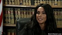 Un juge latina transexuelle baise un délinquant