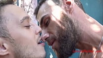 Латинский гей трахается на улице за деньги