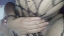 Арабская мусульманская мамочка в хиджабе в любительском видео мастурбирует сливочную сквиртящую киску повсюду быстро на веб-камеру