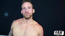 RawFuckBoys Tatuado atleta muscular sugado pelo fundo vendado