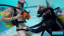 Подводный хардкорный трах с молодой женщиной Monica