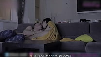 Hermano se folla a la hermanastra mientras mira Youtube / Pareja casera besa a un gato