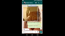 A peituda do trabalho fica com calor conversando no WhatsApp e acaba se masturbando em uma videochamada