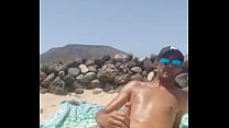 Masturbandosi sulla spiaggia nudista delle Canarie
