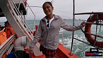 amateur publique par sa petite amie asiatique après une excursion en bateau