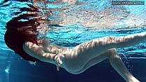 Испанская порнозвезда Диана Риус возбуждена в бассейне