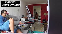 Kriss Hotwife Casada Safada Andando Semi Nua Na Frente Do Técnico De Computador