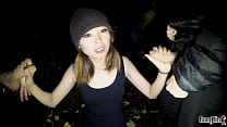 Une teen asiatique termine rapidement son blowbang public avant le couvre-feu
