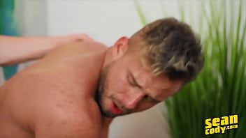 (Robbie) behandelt Josh nach einem harten Fick mit einer Gesichtsbehandlung - Sean Cody