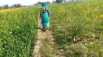 Esfregando o bhaji country no campo de trigo