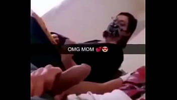 Mãe masturba seu filho