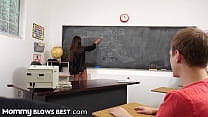 Professor gostoso demonstra boquetes em um estudante voluntário de educação sexual ansiosa