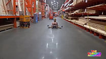 Payaso recibe una mamada en The Home Depot