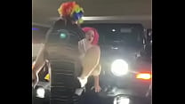 Puta de cabello rosado follada en un jeep