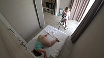 舞台裏で2つの成熟したBBWの隠しカメラスパイ。ぽっちゃりしたガールフレンドは、自宅のベッドでセックステープを撮影します。フェチ。