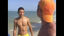 Горячий гей-тройничок трахается на пляже
