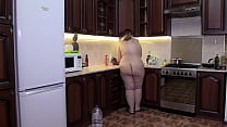 Красивая толстушка любит голая готовит ужин дома на кухне. И мы любуемся ее пухлой фигурой, жирными ножками, большим животом, натуральными титьками, бритой киской и сочной жопой. Фетиш.
