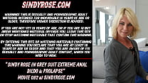 Sindy Rose en costume gris gode anal extrême et prolapsus
